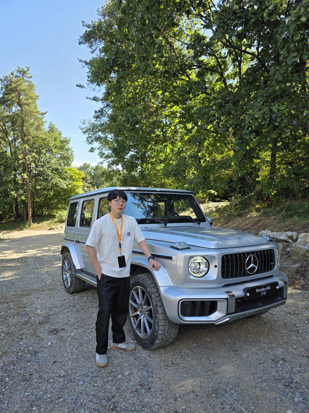 먼지를 쓴 G 63 앞에서